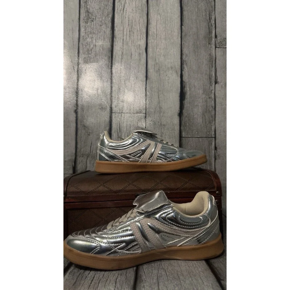 Steve Madden NYC Madrid Womens Silver Mirror Metallic Sneakers Stripes Size 5.5